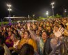 Show gratuito com Deive Leonardo leva multidão ao Jaraguá e emociona Maceió