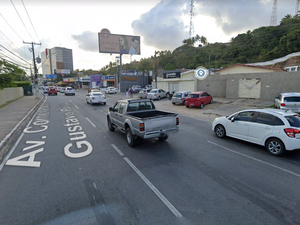 Caminhão quebrado deixa trânsito lento na Avenida Gustavo Paiva