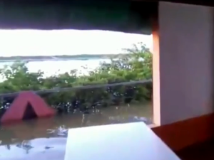 [Vídeo] Maré sobe, invade imóveis e moradores cobram melhorias na Barra Nova