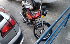 Homem é preso por populares enquanto roubava moto em estacionamento