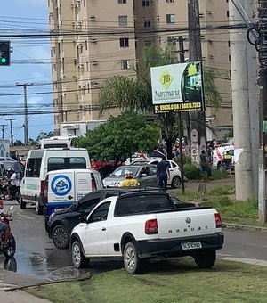 Protesto deixa trânsito parado na Av. Menino Marcelo, em Maceió