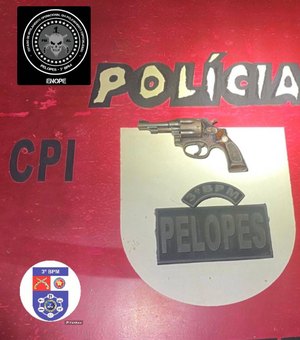 Polícia acha revólver escondido entre roupas no bairro Manoel Teles