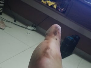 Manchas de óleo são encontradas na Praia do Francês, litoral sul de Alagoas