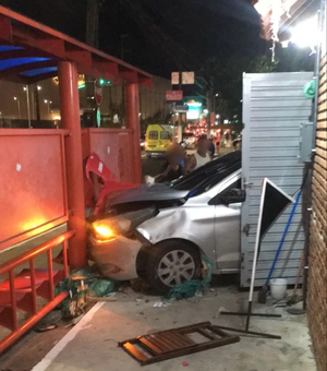 Carro atinge ponto de ônibus próximo a shopping de Maceió