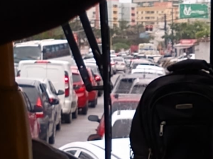 Carreta quebrada e deixa trânsito lento na Avenida Gustavo Paiva