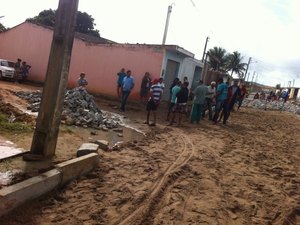 População realiza protesto para cobrar calçamento de rua