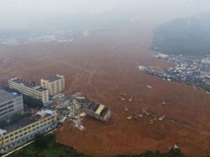 Lama de parque industrial soterra prédios na China