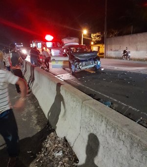 Colisão entre carros e moto deixa trânsito comprometido na rodovia AL-110, em Arapiraca