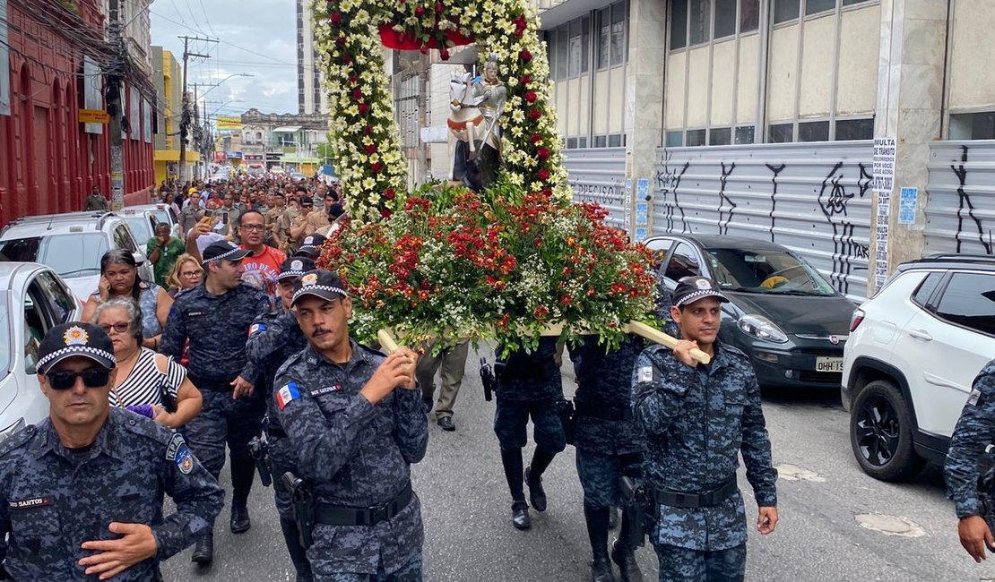 São Jorge é celebrado por militares com procissão no Centro da capital