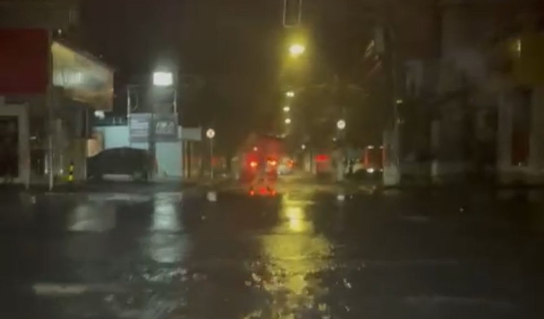 Chuvas causam apagão, alagamentos e fios soltos na Jatiúca, em Maceió