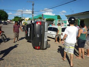 Mulher colide seu carro com veículo estacionado e acaba capotando