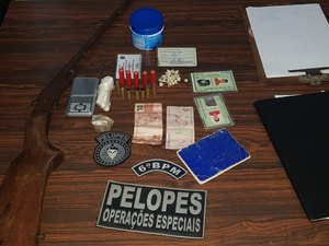 Três pessoas são detidas por porte ilegal de arma e associação ao tráfico em Porto Calvo