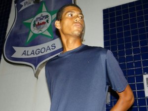 Após denúncia anônima, homem é detido com revólver, munições e motocicleta roubada