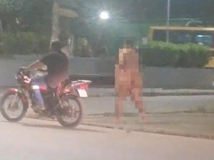 Homem caminha nu em praça e tenta abordar populares no interior de Alagoas