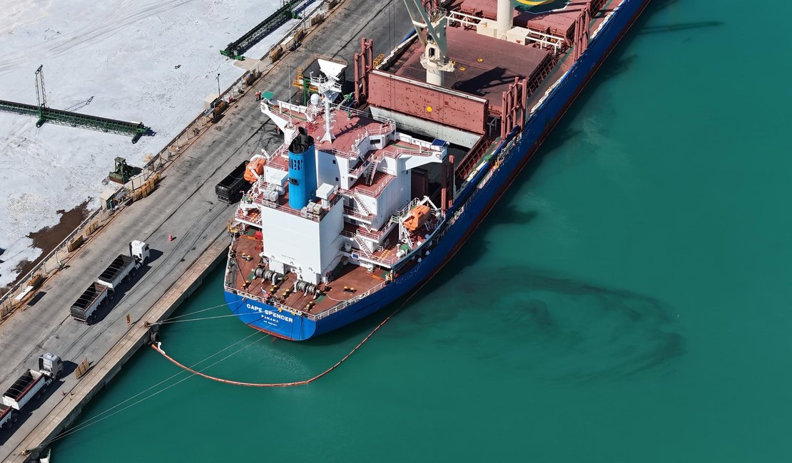IMA multa empresa por contaminar o mar com subproduto do petróleo no Porto de Maceió