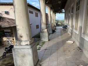 Obra paralisada do Estado vira abrigo de mendigos em Porto Calvo