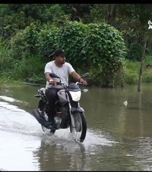 [Vídeo]  Transbordamento do rio Camaragibe diminui de forma gradativa