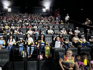 Prefeitura promove sessão especial de cinema para 500 crianças atendidas pelo SCFV