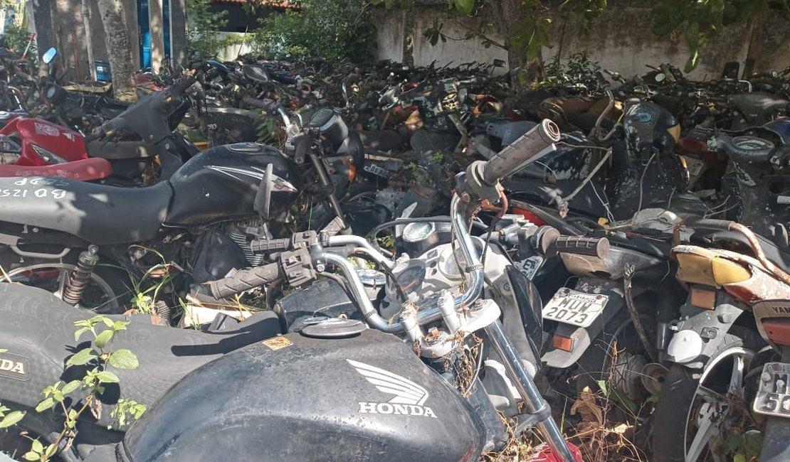 [Vídeo]PC realiza retirada de veículos da Central em Arapiraca