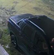 Casal estaciona carro na porta de casa e tem veículo roubado por homem armado