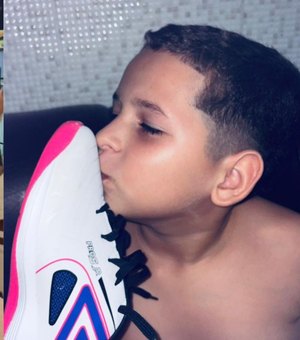 Após sofrer bullying, menino ganha chuteira 'dos sonhos' de aniversário e comemoração com amigos viraliza; VÍDEO