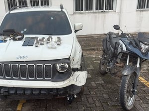 Polícia apreende drogas, armas e recupera veículos após confronto em Maceió