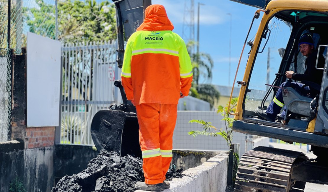 Mais de 330 toneladas de detritos do Riacho do Sapo, na Mangabeiras