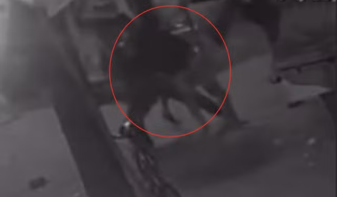 Torcedores do CRB são agredidos durante confusão em bar no Jacintinho