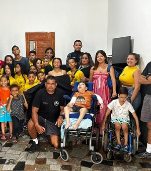 Canil da PM recebe visita de crianças com microcefalia e TEA assistidas por associação em Maceió