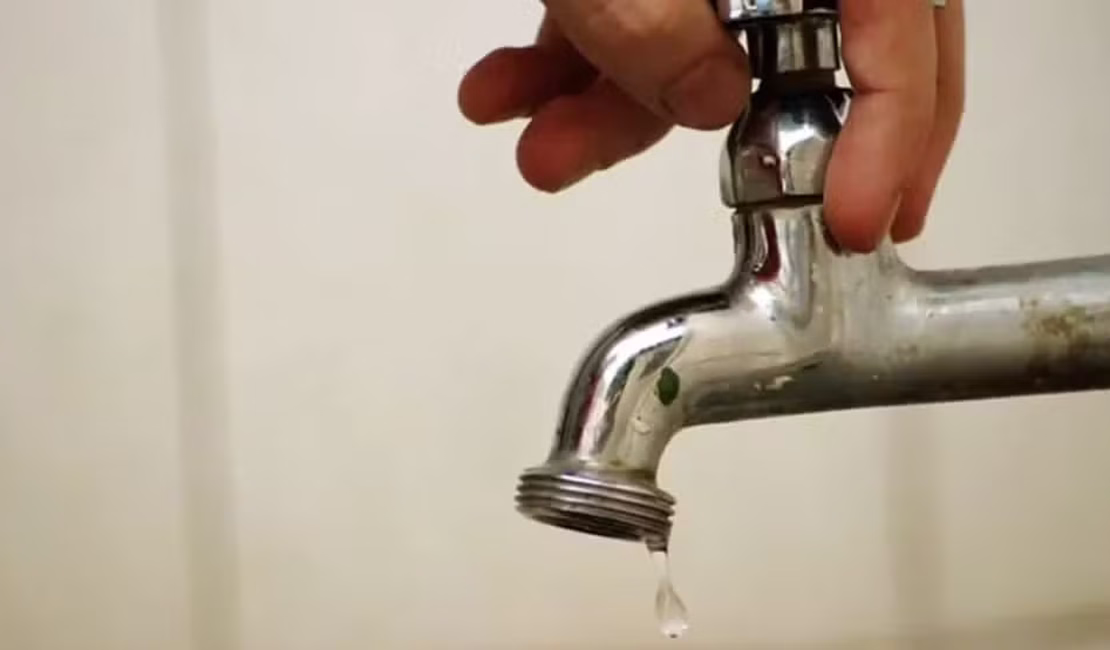 Casal trabalha para retomar abastecimento de água em Mar Vermelho