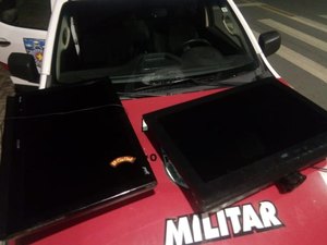 Jovem é preso caminhando com TV´s furtadas de uma casa na Praia do Francês