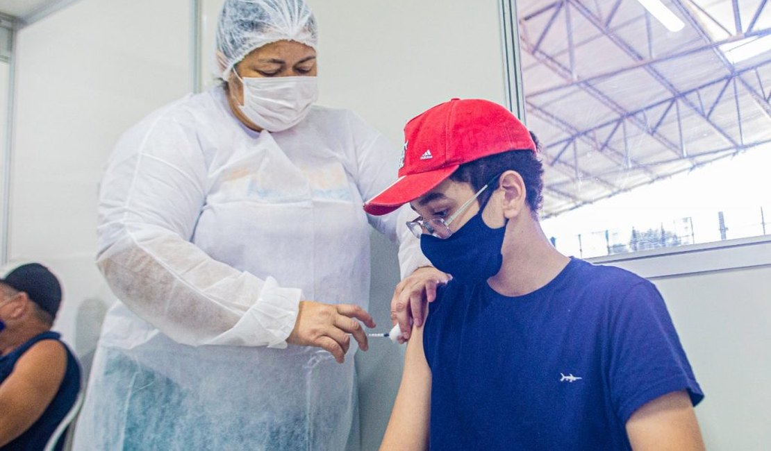Arapiraca retoma vacinação de adolescentes com 13 anos ou mais sem comorbidades