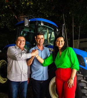 Governador Paulo Dantas entrega trator para atender agricultores familiares em Pariconha