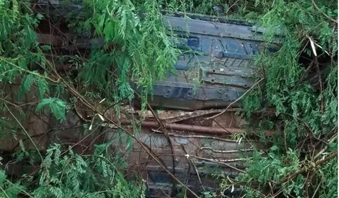 Carro capota após derrapar em pista molhada em Palmeira dos Índios
