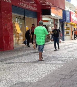 Mulher leva soco após negar R$ 5 a dependente químico no Centro de Arapiraca