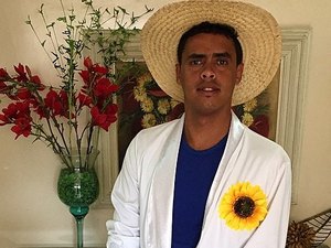 Van com 'Rei da Cacimbinha' e músicos bate em animal e capota na Bahia