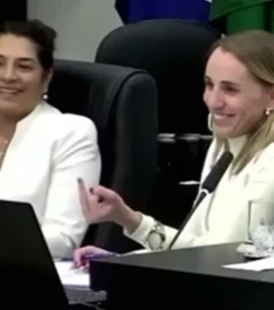 Em tom de brincadeira, vereadora 'mostra dedo' para colega em sessão