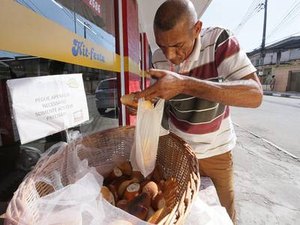 Padaria em Nilópolis deixa cesto com pães à disposição para quem não pode pagar