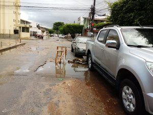 Moradores pedem reparos no asfalto da Rua Hamilton de Barros, parte baixa de Maceió