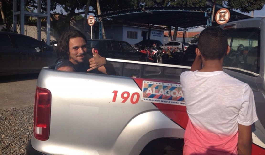 Aluno é flagrado com computador furtado em escola