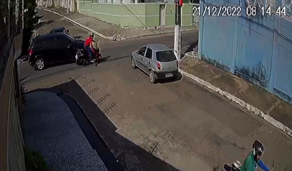 [Vídeo] Motociclista colide de frente com poste e morre em Arapiraca