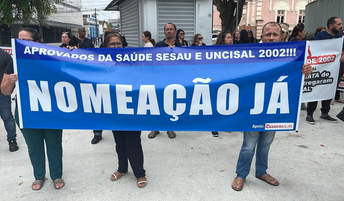 Aprovados em concurso da saúde de 2002 cobram nomeação durante manifestação me Maceió
