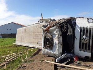 Motorista perde o controle e tomba caminhão de madeira em Igaci