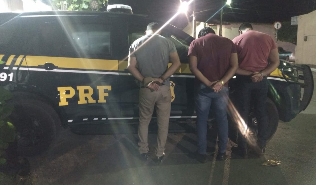 [Vídeo] Trio é preso em carro roubado com placa adulterada