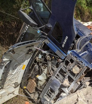 Caminhão com tijolos tomba e deixa feridos na BR-104, em São José da Laje