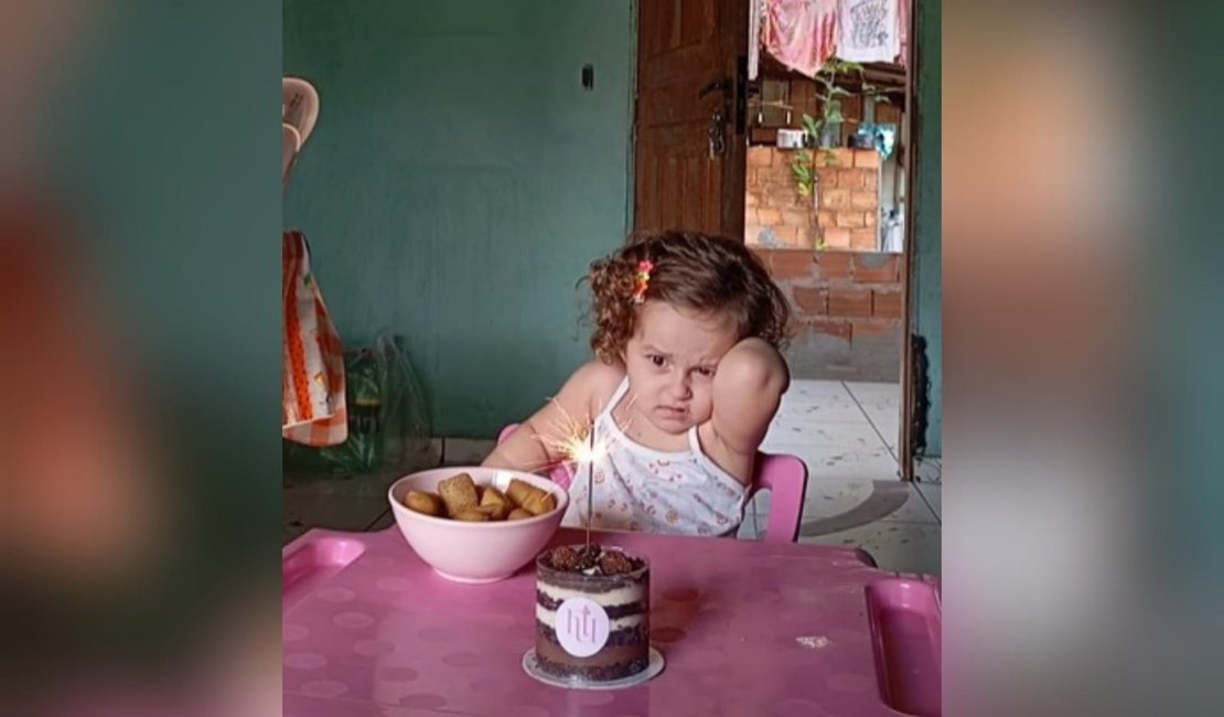 [Vídeo] Vela ‘explosiva’ assusta aniversariante de 2 anos e reação viraliza