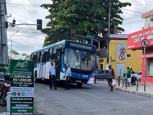 Ônibus fica preso em buraco e causa lentidão no trânsito na Feirinha do Tabuleiro