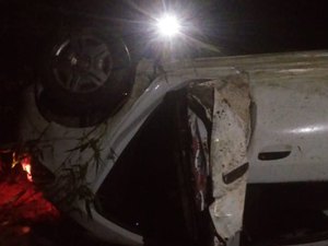 Condutor perde controle do carro e sofre acidente em Japaratinga