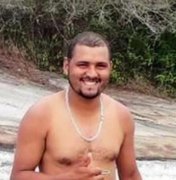 Homem morre após moto parar embaixo de carreta na BR-101 em Novo Lino
