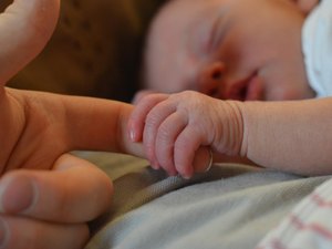 Bebê desenvolve genitália masculina após contato com gel hormonal do pai